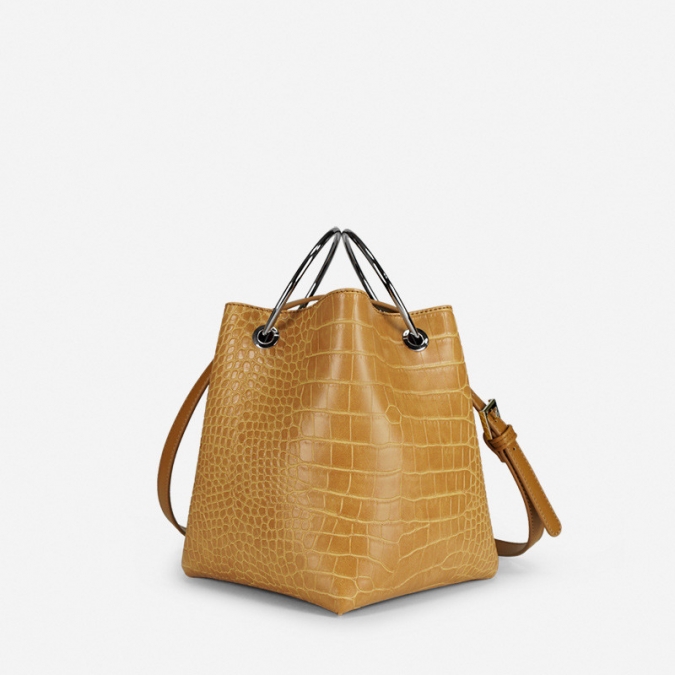 A Crocodile Pattern Leather With Circular Handle Bag 